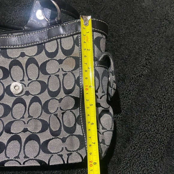 Small Coach purse - Picture 8 of 9